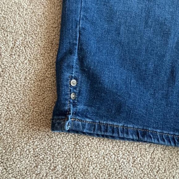 Gloria Vanderbilt Amanda Denim Capris - Picture 2 of 6